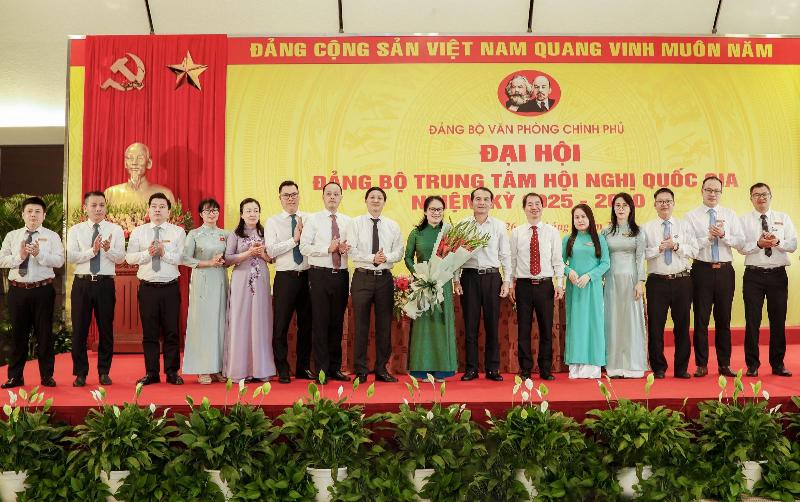 Hinh anh khong gian duoc trang tri cong phu cho mot buoi khanh tiet lon